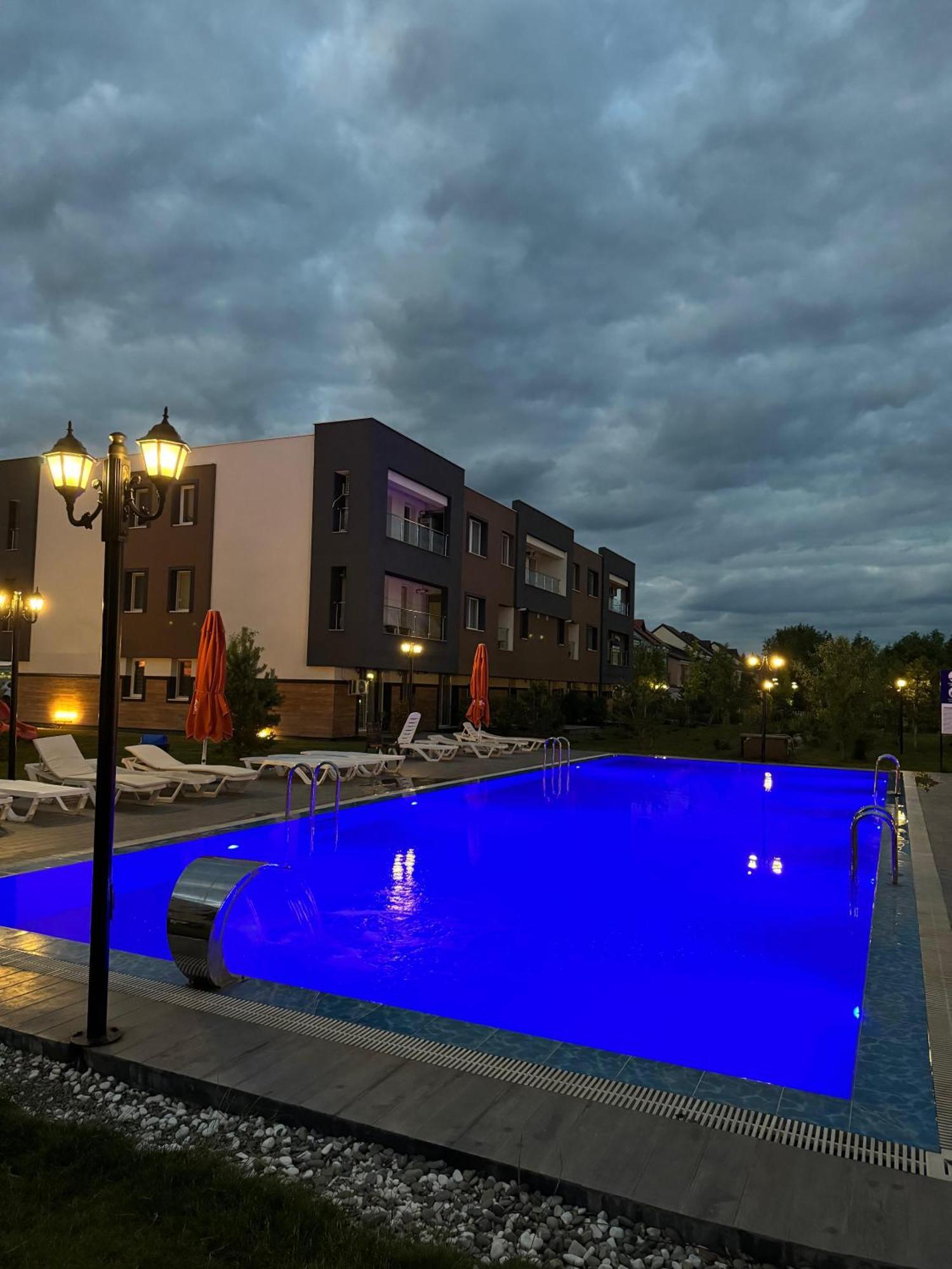 Libertatii Gardens Poolside Airport&Therme Отопень Екстер'єр фото