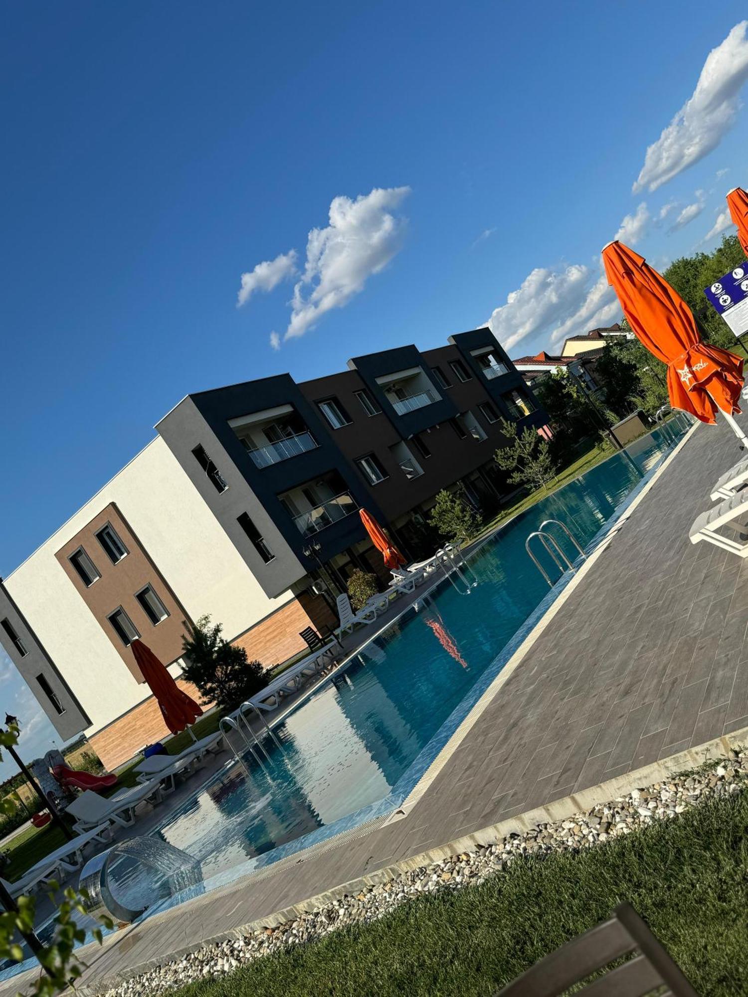 Libertatii Gardens Poolside Airport&Therme Отопень Екстер'єр фото